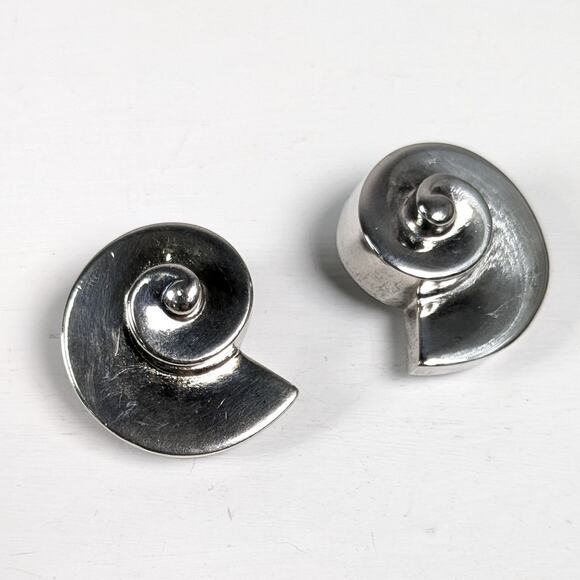 Vintage GIVENCHY Signed Silver Tone Swirl 3-D Shell Clip On Earrings - Picture 10 of 10